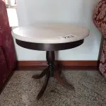 LOTE 123 - 01 MESINHA DE CENTRO EM MADEIRA COM TAMPO EM MÁRMORE BRANCA (NO ESTADO, NÃO SABEMOS SE FUNCIONA. LEILÃO NÃO TEM GARANTIA E NEM DEVOLUÇÃO).