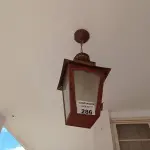 LOTE 286 - 02 LUSTRES ANTIGOS COM VIDROS (NO ESTADO, NÃO SABEMOS SE FUNCIONA. LEILÃO NÃO TEM GARANTIA E NEM DEVOLUÇÃO).