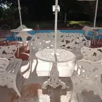 LOTE 278 - 01 CONJUNTO DE CADEIRAS DE FERRO FUNDIDO BRANCAS PARA JARDIM COM SOMBREIRO (NO ESTADO, NÃO SABEMOS SE FUNCIONA. LEILÃO NÃO TEM GARANTIA E NEM DEVOLUÇÃO).