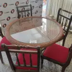 LOTE 141 - 01 MESA REDONDA DE FIBRA SINTÉTICA COM 05 CADEIRAS EM MADEIRA ANTIGA DO ASSENTO VERMELHO (NO ESTADO, NÃO SABEMOS SE FUNCIONA. LEILÃO NÃO TEM GARANTIA E NEM DEVOLUÇÃO).