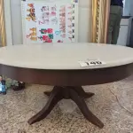 LOTE 146 - 01 MESA REDONDA EM MADEIRA COM TAMPO EM MÁRMORE BRANCA (NO ESTADO, NÃO SABEMOS SE FUNCIONA. LEILÃO NÃO TEM GARANTIA E NEM DEVOLUÇÃO).