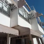 LOTE 271 - 06 TOLDOS PARA JANELA SENDO 02 INTEIROS (NO ESTADO, NÃO SABEMOS SE FUNCIONA. LEILÃO NÃO TEM GARANTIA E NEM DEVOLUÇÃO).