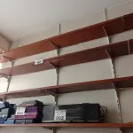 LOTE 301 - 01 PRATELEIRA EM MADEIRA (NO ESTADO, NÃO SABEMOS SE FUNCIONA. LEILÃO NÃO TEM GARANTIA E NEM DEVOLUÇÃO).