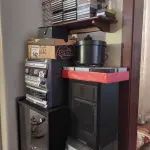 LOTE 142 - 01 MICRO SYSTEM PHILIPS E UM TOCA DISCO COM VARIA FITAS CASSETE ANTIGA (NO ESTADO, NÃO SABEMOS SE FUNCIONA. LEILÃO NÃO TEM GARANTIA E NEM DEVOLUÇÃO). 