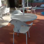 LOTE 277 - 02 CADEIRAS E 01 MESA COM SOMBREIRO PARA JARDIM (NO ESTADO, NÃO SABEMOS SE FUNCIONA. LEILÃO NÃO TEM GARANTIA E NEM DEVOLUÇÃO).