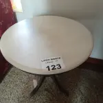 LOTE 123 - 01 MESINHA DE CENTRO EM MADEIRA COM TAMPO EM MÁRMORE BRANCA (NO ESTADO, NÃO SABEMOS SE FUNCIONA. LEILÃO NÃO TEM GARANTIA E NEM DEVOLUÇÃO).