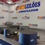 LOTE 016 - 06 ALTO-FALANTES COM SUPORTE DE FERRO. (NO ESTADO, LEILÃO NÃO TEM GARANTIA E NEM DEVOLUÇÃO, SUJEITO A POSSÍVEIS AVARIAS VISÍVEIS/OCULTAS E/OU AUSÊNCIA DE COMPONENTES).
