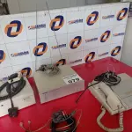 LOTE 079 - 01 CENTRAL TELEFÔNICA ,01 TELEFONE ANTIGO E 01 ESTABILIZADOR PARA TELEFONE (NO ESTADO, NÃO SABEMOS SE FUNCIONA. LEILÃO NÃO TEM GARANTIA E NEM DEVOLUÇÃO).