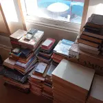 LOTE 102 - 01 LOTE COM LIVROS DIVERSOS E ENCICLOPÉDIA (NO ESTADO, NÃO SABEMOS SE FUNCIONA. LEILÃO NÃO TEM GARANTIA E NEM DEVOLUÇÃO).