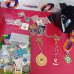 LOTE 089 - 01 LOTE COM BROCHES DIVERSOS E MEDALHAS (NO ESTADO, NÃO SABEMOS SE FUNCIONA. LEILÃO NÃO TEM GARANTIA E NEM DEVOLUÇÃO).