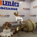 LOTE 235 - 04 LUMINÁRIAS COM ACABAMENTO EM METAL (NO ESTADO, NÃO SABEMOS SE FUNCIONA. LEILÃO NÃO TEM GARANTIA E NEM DEVOLUÇÃO).