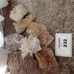 LOTE 232 - 01 LOTE COM PEDRA PARA DECORAÇÃO (NO ESTADO, NÃO SABEMOS SE FUNCIONA. LEILÃO NÃO TEM GARANTIA E NEM DEVOLUÇÃO).