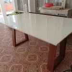 LOTE 242 - 01 MESA EM MADEIRA COM TAMPO EM VIDRO (NO ESTADO, NÃO SABEMOS SE FUNCIONA. LEILÃO NÃO TEM GARANTIA E NEM DEVOLUÇÃO).
