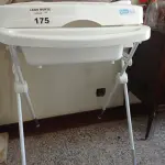 LOTE 175 - 01 BANHEIRA COM TROCADOR DE FRALDAS (NO ESTADO, NÃO SABEMOS SE FUNCIONA. LEILÃO NÃO TEM GARANTIA E NEM DEVOLUÇÃO).