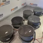 LOTE 004 - 06 ALTO-FALANTES COM SUPORTE DE FERRO. (NO ESTADO, LEILÃO NÃO TEM GARANTIA E NEM DEVOLUÇÃO, SUJEITO A POSSÍVEIS AVARIAS VISÍVEIS/OCULTAS E/OU AUSÊNCIA DE COMPONENTES).