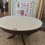 LOTE 146 - 01 MESA REDONDA EM MADEIRA COM TAMPO EM MÁRMORE BRANCA (NO ESTADO, NÃO SABEMOS SE FUNCIONA. LEILÃO NÃO TEM GARANTIA E NEM DEVOLUÇÃO).