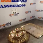 LOTE 206 - 01 LOTE COM TRAVESSA E TAÇAS PARA DECORAÇÃO (NO ESTADO, NÃO SABEMOS SE FUNCIONA. LEILÃO NÃO TEM GARANTIA E NEM DEVOLUÇÃO).