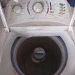 LOTE 002 - 01 MÁQUINA DE LAVAR ROUPAS MARCA ELECTROLUX CAP 10KG 220V. (NO ESTADO, LEILÃO NÃO TEM GARANTIA E NEM DEVOLUÇÃO, SUJEITO A POSSÍVEIS AVARIAS VISÍVEIS/OCULTAS E/OU AUSÊNCIA DE COMPONENTES).