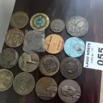 LOTE 055 - 16 EMBLEMAS COMEMORATIVOS (NO ESTADO, NÃO SABEMOS SE FUNCIONA. LEILÃO NÃO TEM GARANTIA E NEM DEVOLUÇÃO).