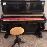 LOTE 112 - 01 PIANO ANTIGO PLEYEU (NO ESTADO, NÃO SABEMOS SE FUNCIONA. LEILÃO NÃO TEM GARANTIA E NEM DEVOLUÇÃO).