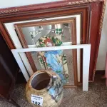 LOTE 182 - 01 LOTE COM 02 MOLDURAS ,01 QUADRO DECORATIVO E 01 JARRO. (NO ESTADO, NÃO SABEMOS SE FUNCIONA. LEILÃO NÃO TEM GARANTIA E NEM DEVOLUÇÃO).