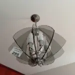 LOTE 295 - 01 LUSTRE DE TETO COM VIDROS E LÂMPADAS (NO ESTADO, NÃO SABEMOS SE FUNCIONA. LEILÃO NÃO TEM GARANTIA E NEM DEVOLUÇÃO).