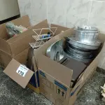 LOTE 170 - 01 LOTE COM UTENSÍLIOS PARA COZINHA (PANELAS E TRAVESSAS) (NO ESTADO, NÃO SABEMOS SE FUNCIONA. LEILÃO NÃO TEM GARANTIA E NEM DEVOLUÇÃO).
