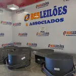 LOTE 004 - 06 ALTO-FALANTES COM SUPORTE DE FERRO. (NO ESTADO, LEILÃO NÃO TEM GARANTIA E NEM DEVOLUÇÃO, SUJEITO A POSSÍVEIS AVARIAS VISÍVEIS/OCULTAS E/OU AUSÊNCIA DE COMPONENTES).