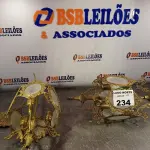 LOTE 234 - 02 LUSTRES EM METAIS (NO ESTADO, NÃO SABEMOS SE FUNCIONA. LEILÃO NÃO TEM GARANTIA E NEM DEVOLUÇÃO).