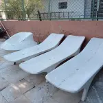 LOTE 282 - 01 BANCO REDONDO EM FIBRA E 03 ESPREGUIÇADEIRAS EM FIBRA PARA PISCINA (NO ESTADO, NÃO SABEMOS SE FUNCIONA. LEILÃO NÃO TEM GARANTIA E NEM DEVOLUÇÃO).