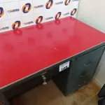 LOTE 108 - 01 MESA DE FERRO COM 03 GAVETAS NA COR CINZA EM TAMPO VERMELHO E UMA CADEIRA GIRATÓRIA NA COR PRETA (NO ESTADO, NÃO SABEMOS SE FUNCIONA. LEILÃO NÃO TEM GARANTIA E NEM DEVOLUÇÃO).