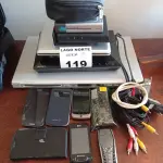 LOTE 119 - 01 LOTE COM DVDS, ROTEADORES, BARBEADOR ELÉTRICO, CELULARES E MEMÓRIAS RAM (NO ESTADO, NÃO SABEMOS SE FUNCIONA. LEILÃO NÃO TEM GARANTIA E NEM DEVOLUÇÃO).