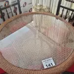 LOTE 141 - 01 MESA REDONDA DE FIBRA SINTÉTICA COM 05 CADEIRAS EM MADEIRA ANTIGA DO ASSENTO VERMELHO (NO ESTADO, NÃO SABEMOS SE FUNCIONA. LEILÃO NÃO TEM GARANTIA E NEM DEVOLUÇÃO).