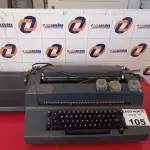 LOTE 105 - 02 MÁQUINAS DE DATILOGRAFAR (NO ESTADO, NÃO SABEMOS SE FUNCIONA. LEILÃO NÃO TEM GARANTIA E NEM DEVOLUÇÃO).