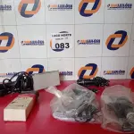 LOTE 083 - 01 LOTE COM LUMINÁRIA DE MÃO, MICROFONES (NO ESTADO, NÃO SABEMOS SE FUNCIONA. LEILÃO NÃO TEM GARANTIA E NEM DEVOLUÇÃO).
