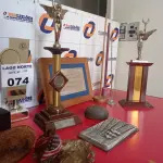 LOTE 074 - 01 LOTE COM ARTIGOS COMEMORATIVOS E TROFÉUS (NO ESTADO, NÃO SABEMOS SE FUNCIONA. LEILÃO NÃO TEM GARANTIA E NEM DEVOLUÇÃO).