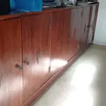 LOTE 086 - 01 ARMÁRIO EM MADEIRA ANTIGA COM 12 PORTAS (NO ESTADO, NÃO SABEMOS SE FUNCIONA. LEILÃO NÃO TEM GARANTIA E NEM DEVOLUÇÃO).
