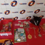 LOTE 089 - 01 LOTE COM BROCHES DIVERSOS E MEDALHAS (NO ESTADO, NÃO SABEMOS SE FUNCIONA. LEILÃO NÃO TEM GARANTIA E NEM DEVOLUÇÃO).