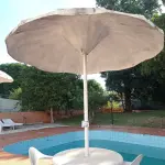 LOTE 277 - 02 CADEIRAS E 01 MESA COM SOMBREIRO PARA JARDIM (NO ESTADO, NÃO SABEMOS SE FUNCIONA. LEILÃO NÃO TEM GARANTIA E NEM DEVOLUÇÃO).