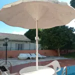 LOTE 279 - 05 CADEIRAS E 01 MESA COM SOMBREIRO PARA JARDIM (NO ESTADO, NÃO SABEMOS SE FUNCIONA. LEILÃO NÃO TEM GARANTIA E NEM DEVOLUÇÃO).