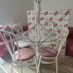 LOTE 125 - 01 MESA EM CENTRO COM PÉS CROMADOS E 04CADEIRAS (NO ESTADO, NÃO SABEMOS SE FUNCIONA. LEILÃO NÃO TEM GARANTIA E NEM DEVOLUÇÃO).