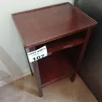 LOTE 107 - 01 CRIADO MUDO EM MADEIRA (NO ESTADO, NÃO SABEMOS SE FUNCIONA. LEILÃO NÃO TEM GARANTIA E NEM DEVOLUÇÃO).