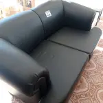 LOTE 245 - 01 SOFÁ EM COURINO PRETO (NO ESTADO, NÃO SABEMOS SE FUNCIONA. LEILÃO NÃO TEM GARANTIA E NEM DEVOLUÇÃO).