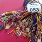 LOTE 053 - 01 LOTE COM CORDÕES COM BROCHES (NO ESTADO, NÃO SABEMOS SE FUNCIONA. LEILÃO NÃO TEM GARANTIA E NEM DEVOLUÇÃO).