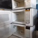 LOTE 038 - 03 MICRO-ONDAS MARCAS E MODELOS DIVERSOS PARA RETIRADA DE PEÇAS. (NO ESTADO, LEILÃO NÃO TEM GARANTIA E NEM DEVOLUÇÃO, SUJEITO A POSSÍVEIS AVARIAS VISÍVEIS/OCULTAS E/OU AUSÊNCIA DE COMPONENTES).
