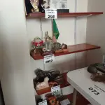 LOTE 298 - 01 PRATELEIRA EM MADEIRA (NO ESTADO, NÃO SABEMOS SE FUNCIONA. LEILÃO NÃO TEM GARANTIA E NEM DEVOLUÇÃO).