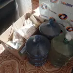 LOTE 246 - 01 LOTE COM BOTAS PARA FRIO, GARRAFÕES DE ÁGUA, BANQUETA E GAVETEIRO DE PLÁSTICO (NO ESTADO, NÃO SABEMOS SE FUNCIONA. LEILÃO NÃO TEM GARANTIA E NEM DEVOLUÇÃO).