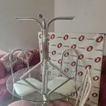 LOTE 125 - 01 MESA EM CENTRO COM PÉS CROMADOS E 04CADEIRAS (NO ESTADO, NÃO SABEMOS SE FUNCIONA. LEILÃO NÃO TEM GARANTIA E NEM DEVOLUÇÃO).