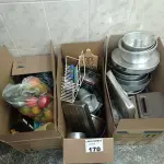 LOTE 170 - 01 LOTE COM UTENSÍLIOS PARA COZINHA (PANELAS E TRAVESSAS) (NO ESTADO, NÃO SABEMOS SE FUNCIONA. LEILÃO NÃO TEM GARANTIA E NEM DEVOLUÇÃO).