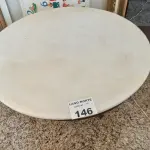 LOTE 146 - 01 MESA REDONDA EM MADEIRA COM TAMPO EM MÁRMORE BRANCA (NO ESTADO, NÃO SABEMOS SE FUNCIONA. LEILÃO NÃO TEM GARANTIA E NEM DEVOLUÇÃO).